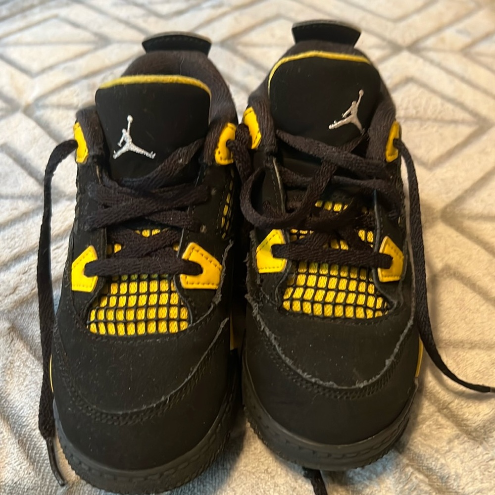 Size 10 toddler black and yellow Jordan’s